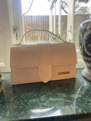 Jaqumes väska - ÄKTA Jacquemes väska storlek som en handväska- Brand new inga defekter, kvitto pm! Kontakta vid minsta lilla