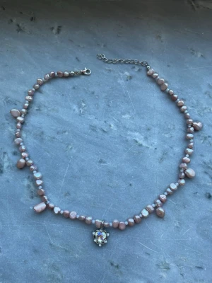 Ljusrosa pärlhalsband  - Ljusrosa pärlhalsband med silverfärgad berlock, gjord av mig💕