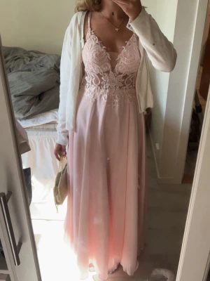 Balklänning JJs house  - Säljer min balklänning från förra året! Nytt pris 2350kr. Egna mått tagna, står på sista sidan. Jag är 164 cm och den var bra längd, lite åt det längre hållet. Korsad i ryggen, fråga mer om ni vill veta!💗 Kan skicka bild på modellen på nätet. Använd 1 gång.