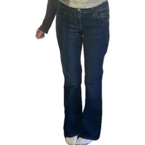 Bootcut jeans - Mörkblå bootcut jeans i storlek 36