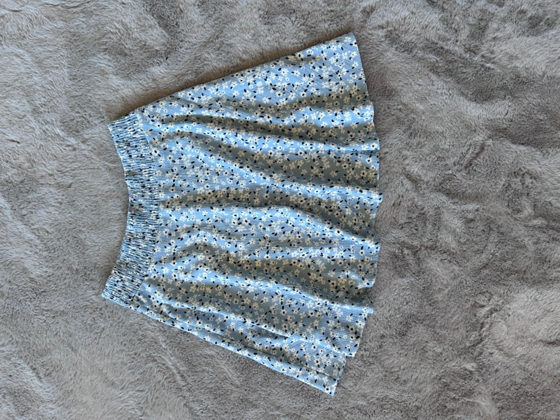 Blå blommig kjol med resårmidja