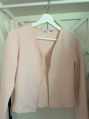 rosa only tröja i S - kofta ifrån only i rosa och jätte gullig jätte fin nu till våren i storlek S🌷