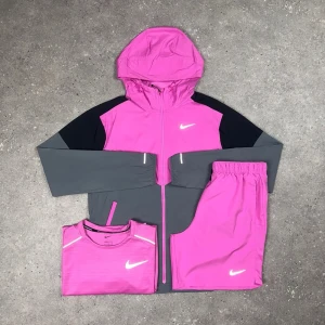 NIKE MILLER SET - 3 PIECE ROSA - Nike Miller – 3-delar Rosa • T-shirt, shorts & windbreaker i matchande färg • Storlekar från XS till 2XL • Går också att få på activez,se