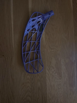 Lila Oxdog blad - Säljer ett lila innebandyblad med ett öppet rutmönster. Perfekt för dig som vill byta blad på din klubba och få bättre bollkontroll. Bladet har en  perfekt hook om du vill skjuta och är laglig. Oxdog. Pris ej hugget i sten 