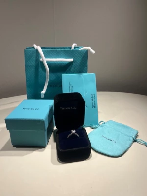 Tiffany & Co Ring - Helt ny & Oanvänd ✔️, Justerbar storlek ✔️, Kommer med alla tillbehör ✔️, Skickas inom 1 dag 🚀, kontakta gärna för mer info ☺️