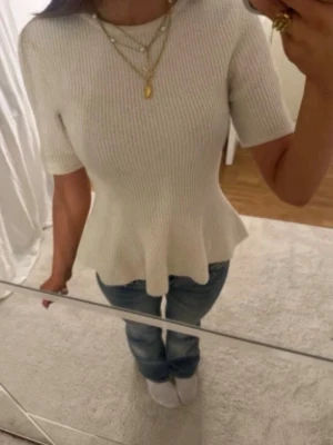 Vit peplum topp H&M - Supersöt och trendig peplum topp ifrån H&M!! Jätte fint skick, endast använd fåtal gånger. Hör av er vid frågor.