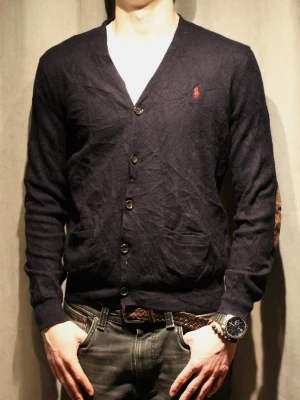 Mörkblå cardigan från Polo Ralph Lauren - Mörkblå cardigan med knappar från Polo Ralph Lauren. Tröjan har bruna mockadetaljer på armbågarna, två fickor framtill och röd broderad logga på bröstet. Klassisk V-ringning och mjukt material som känns skönt mot huden. Modellen är 182 🌟 hör gärna av dig vid frågor✌🏻