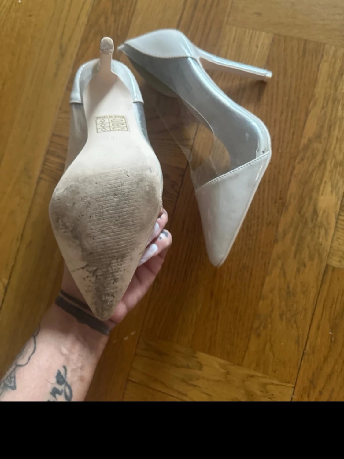 Vita pumps med transparent detalj - 5