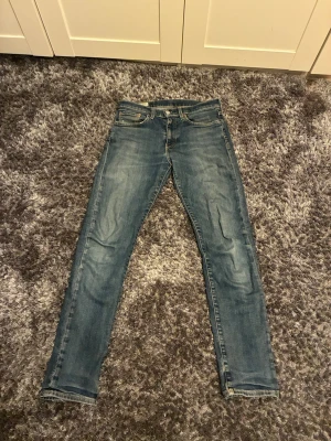 Blå Levis jeans - Säljer ett par blå Levis Jeanss modell 502.
