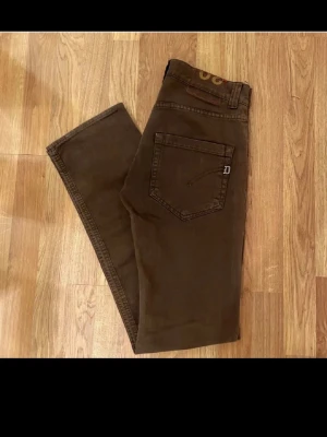 DonDup  - Säljer Ett par mörksvartbruna DonDup jeans som är i storlek 30/30 