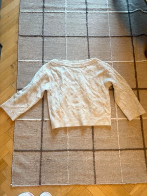 Ljusbeige kabelstickad tröja - säg till om ni har frågor!.