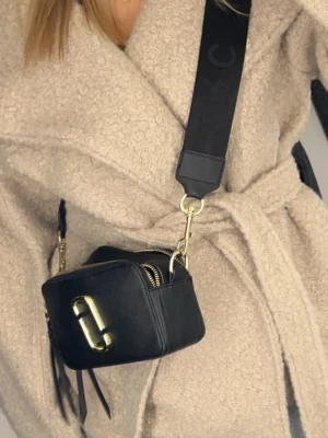 Svart axelväska från Marc Jacobs - Kedjan på första fickan stängs inte men de är inget man märker om man inte kollar super noggrant. Inte äkta 