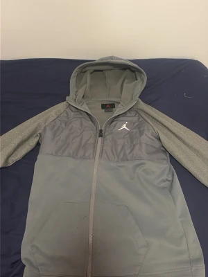 Jordan kofta  - Den här är en unik Jordan kofta. Riktigt bra passform och den är väldigt bekväm. Knappt använd har bara suttit i garderoben en stund. Storleken för koftan är xl men för juniorer så det avrundas till small för vuxna ungefär men den passar M bra 👍pris kan gärna diskuteras.