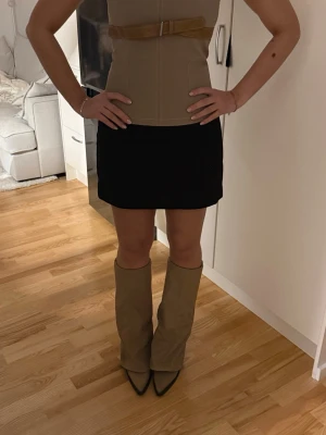 Beiga höga stövlar med spetsig tå - Snygga beiga stövlar med högt skaft och spetsig tå. Perfekta för att lyfta en outfit och passar till kjol eller klänning. De är från Zara, använda 1 gång. Finns ej längre kvar, köpte för ungefär 2 år sedan, nytt pris ca 800.