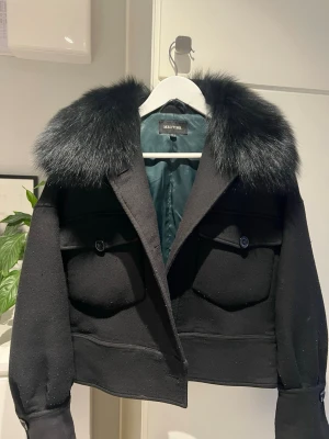 Meotine kappa svart  - säljer min jätte fina Meotine kappa då den längre inye kommer till stor använding. Jackan är lite nopprig men försvinner med en noppermaskin, en knapp saknas men absolut inget som stört mig, annars är jackan i väldigt fint skick!💗💗