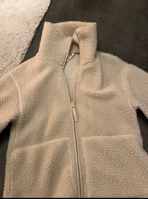 Beige teddyjacka - Jätte fin teddyjacka från H&M i storlek xs 🫶🏼