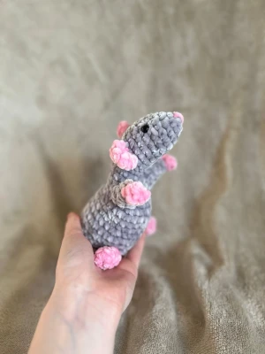 Virkad råtta  - Råttan är ca 15 cm hög 🌸 råttan har Säkerhetsögon som inte rekommenderas för barn under tre år!