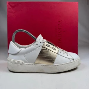 Valentino open guld - Snygga vita sneakers från Valentino med en guldfärgad panel. Riktigt fina, skriv vid funderingar!🌸ORGINALBOX MEDKOMMER🤩🙌