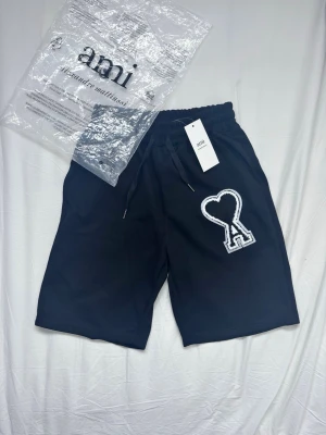 Ami Shorts - Snygga svarta shorts från Ami med elastisk midja och snörning. Perfekta för sommaren och har en relaxed passform. PS det är en replika så finns möjlighet för ytterligare prissänkning.