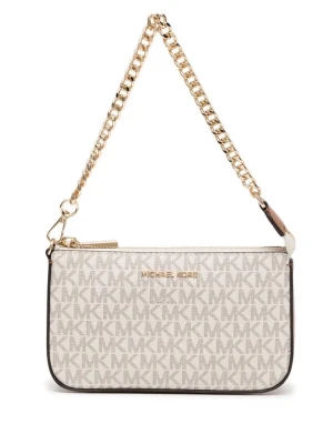 Beige axelväska från Michael Kors - Snygg beige axelväska från Michael Kors med guldfärgad kedjerem och MK-logga över hela väskan. Väskan har en rektangulär form, dragkedja upptill och detaljer i guld. Perfekt för dig som gillar stilrena accessoarer med lyxig känsla.