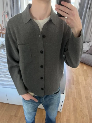 Grå cardigan från Uniqlo - Snygg grå cardigan från Uniqlo | Storlek M | Mycket bra skick✅|