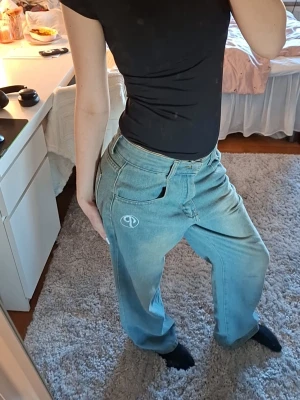 Baggy ljusblåa jeans  - Jättefint skick💕