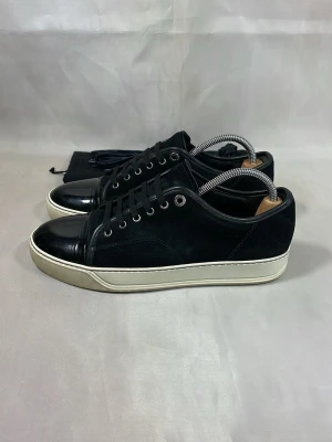 Lanvin skor DBB1  - Säljer lanvins i jätte bra skick som synd på bilderna😊 nypris 7000kr. tillkommer dustbag och extra snören Storlek UK6=40 vid mer frågor eller bilder är det bara att skriva!