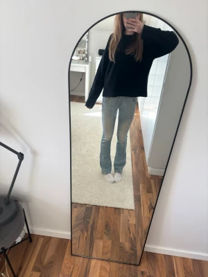 Ljusblå bootcut jeans - Ett par jättefina ljusblå low waist bootcut jeans från Bershka i storlek 34. Väldigt bra skick.