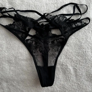 Svarta spets-trosor med banddetaljer - Michayla thong, Ny pris 209kr.