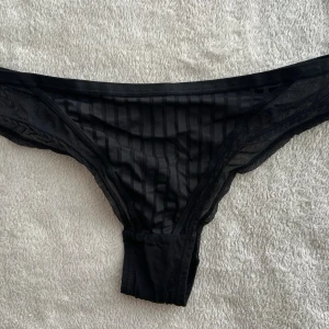 Svarta mesh-trosor med ränder - Dana Brazilian. Ny pris 199kr