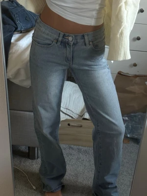 ABRAND STRAIGHT 00 LOW - Säljer ett par ljusblå jeans från Abrand med rak passform! 