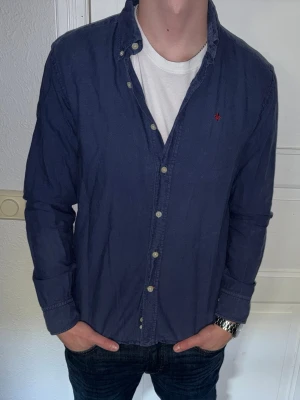 Mörkblå skjorta från Morris - Mörkblå skjorta från Morris i storlek L.  Fint skick till ett bra pris. Nypris: 1995kr. Mitt pris: 299kr. Vid frågor eller funderingar, tveka inte att höra av dig.