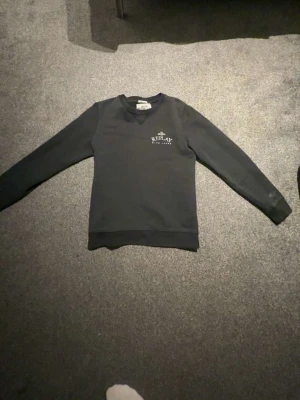 Svart sweatshirt från Replay - Snygg svart sweatshirt från Replay med tryckt logga på bröstet. Klassisk rund halsringning och långa ärmar. Perfekt basplagg med enkel design som funkar till det mesta. Tillverkad i mjukt material för skön känsla.