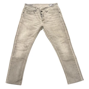 Dondup Jeans  - Hej! Vi säljer ett par !uppsydda! Dondup jeans. Storlek: 34, Skick: 3/5, Längd: 92,5cm! Hör av er vid frågor och funderingar. /Mvh Morëtti Co.