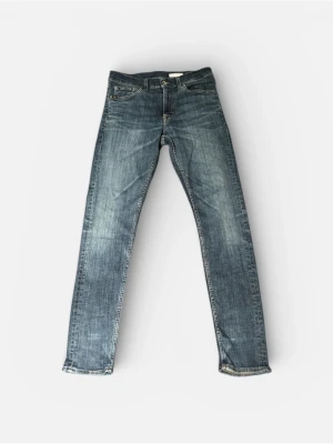 Tiger of sweden - Snygga blå slim fit jeans med klassisk femficksdesign och dragkedjegylf. Jeansen har en lätt tvättad look och raka ben. Perfekta för en avslappnad stil och passar till det mesta i garderoben.