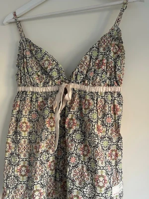 Mönstrat linne från Odd Molly  - Linne med tunna axelband. Har ett sidenband i midjan som kan knytas hur man själv vill ha de, och lätt rynkad nederkant🩷