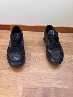 Valentino rockrunner  - Tja! Säljer nu mina valentino rockrunners, väldigt billigt skicka gärna bud eller skriv vid minsta fråga 