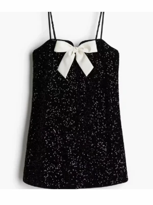 Hm paljettklänning  - Supersöt svart kortklänning med rosett från HM, storlek S. Rosetten är lite fläckig från smink osv men annars i bra skick❤️