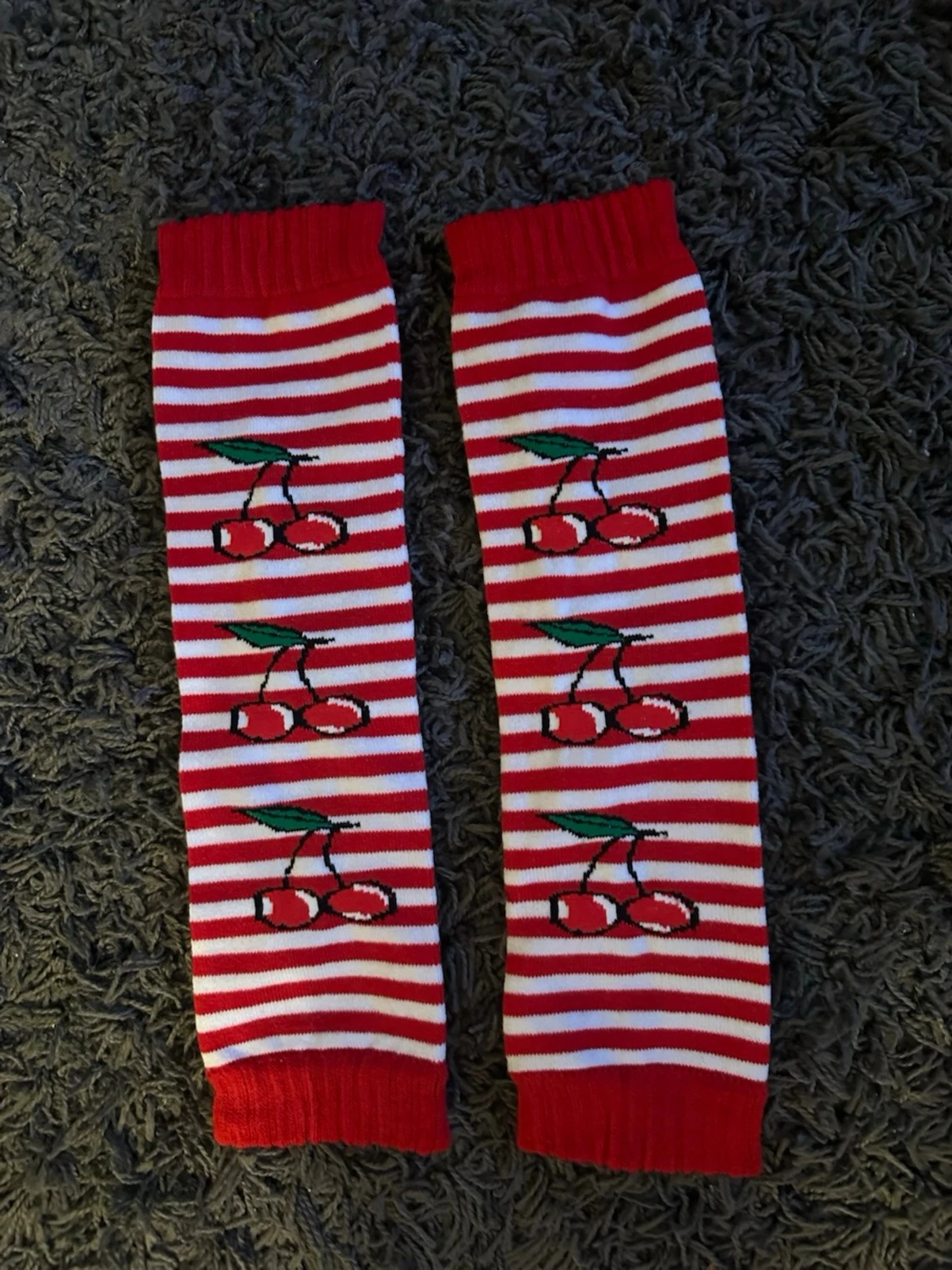 Randiga strumpor med körsbärsmotiv