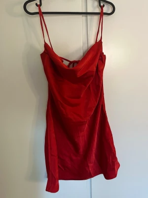 Röd satinklänning - Snygg röd satinklänning från Boohoo❤️Helt oanvänd! I storlek 38. Skriv privat för fler bilder💖
