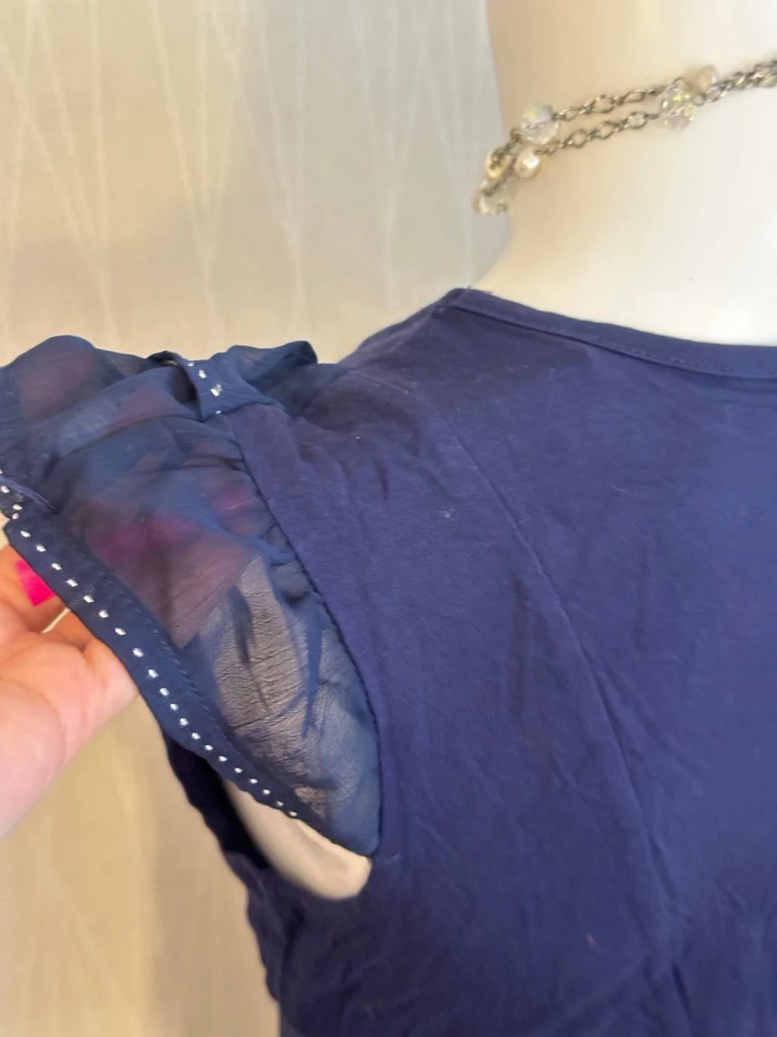 Mörkblå topp med volang och knappar - 4