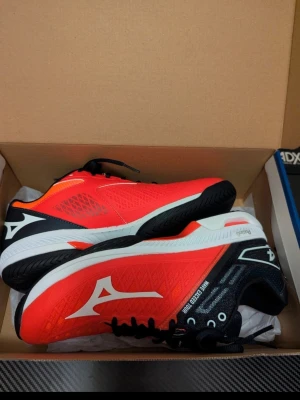 Mizuno Wave exceed tour 4 ac  -  Säljer ett par helt nya skor i perfekt skick. Aldrig använda och levereras i originalkartong.  Nypris: ca 1200 kr  Mitt pris: 300 kr   Ett riktigt bra tillfälle att få ett par kvalitetsskor för en bråkdel av butikens pris.  ✔ 100% nya ✔ Originalkartong ingår ✔ Redo att skickas direkt  Kan fraktas inom hela Sverige eller så finns det Möjlighet till upphämtning i Göteborg.  Endast seriösa köpare. Skicka meddelande vid intresse eller om du vill ha fler bilder.  Storleken är 40,5