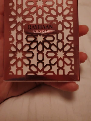 Rayhaan Divine parfym - Säljer en rayhaan divine som är inspirerad av lv attrape reves och är oanvänd 