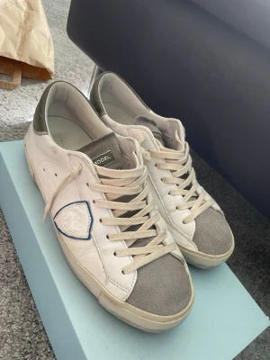 Phillipe model sneakers  - Phillipe model skor i mycket  bra skick (använd sparsamt) kvitto och orderbekräftelse finns , box, skopåse ingår. Strl 41 men passar 42