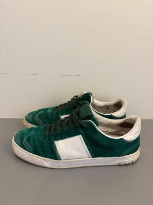 Valentino flycrew - Storlek 41 sitter som 42. Färg Emerald Green. Sjukt snygga & skriv vid frågor! 