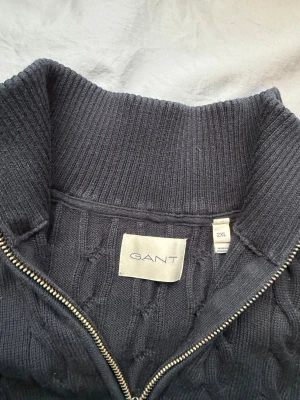 Gant Half Zip Mörkblå  - Mörkblå Gant half zip i storlek XXL. Nästan helt ny, endast testad och saknar prislapp. Mycket fint skick.