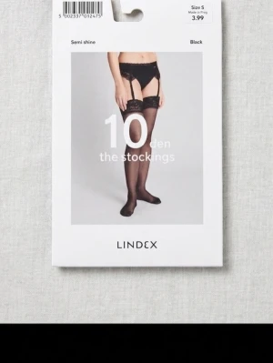Svarta stay-ups från Lindex 10 den - Säljer ett par svarta stay-ups från Lindex med 10 denier och semi-shine finish. Strumporna har spetskant upptill och är tunna och eleganta. Perfekta för dig som vill ha en klassisk och stilren look.