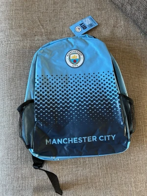 Man city ryggsäck  - En helt oanvänd Manchester city ryggsäck, passar vilken ålder som helst. Fräsch, bra material,osv. Prislappen är även på. Pris kan alltid diskuteras.