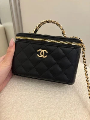 Svart väska  - Knappt använd, se sista bilden!!!!