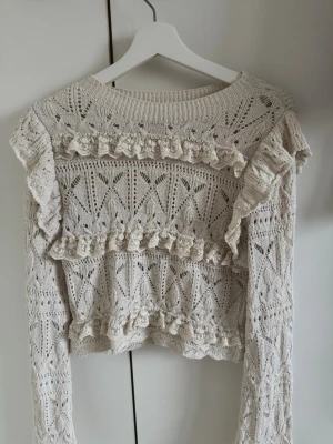 Zara stickad tröja med volanger - Supersöt beige stockholmstil stickad tröja med volangdetaljer och hålmönster. 